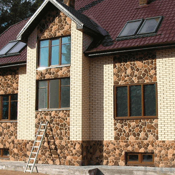 Fatada cu piatra naturala combinata cu clincher