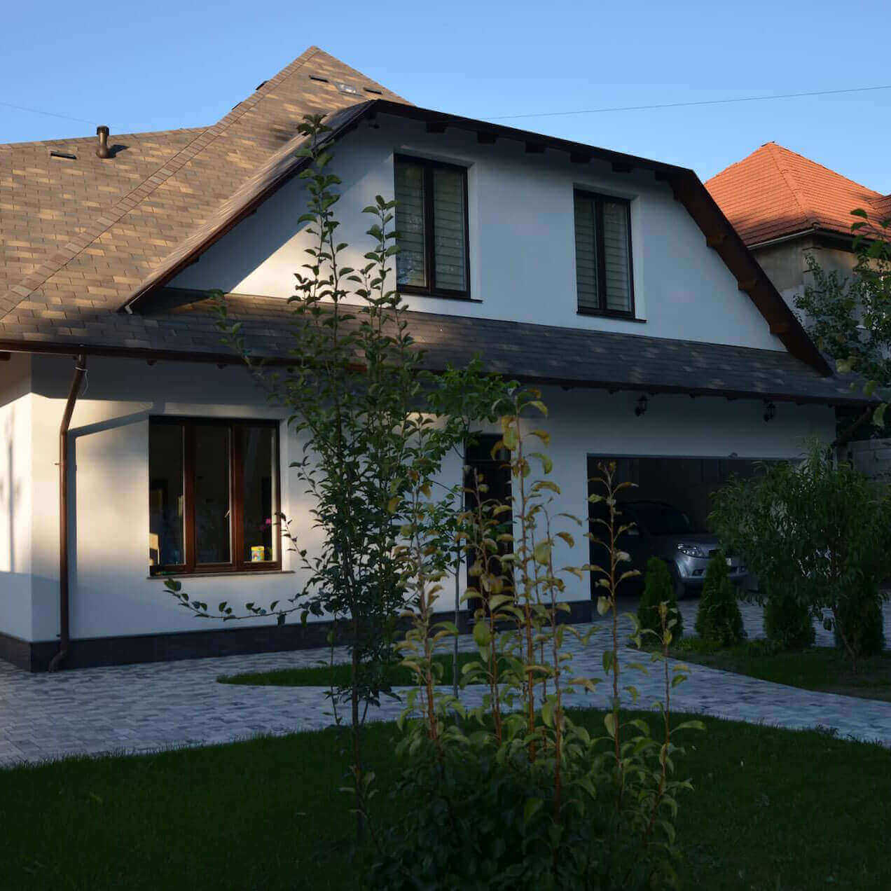 Fatada cu tencuiala decorativa si soclu din granit